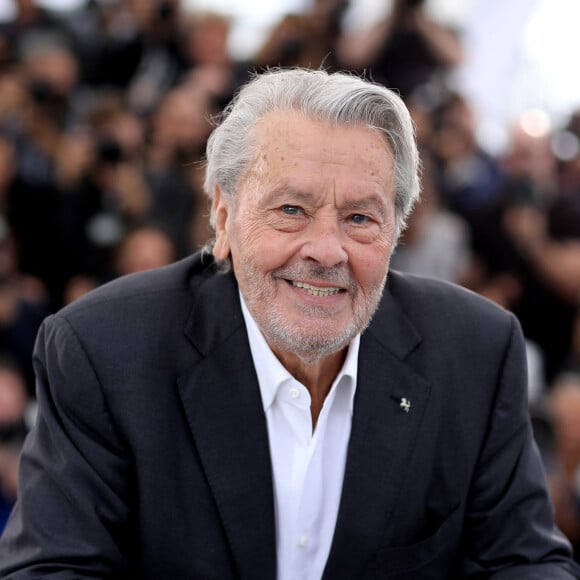 Photocall de la Palme d'or d'honneur à Alain Delon lors du 72ème Festival International du film de Cannes. © Jacovides-Moreau / Bestimage