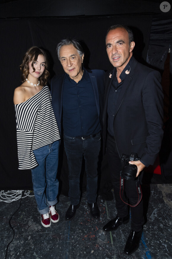 Richard Berry, sa petite fille Elise Petit et Nikos Aliagas - Surprises - Backstage de l'enregistrement de l'émission "La Chanson secrète 5", qui sera diffusée le 11 janvier 2020 sur TF1, à Paris. Le 17 décembre 2019 © Gaffiot-Perusseau / Bestimage