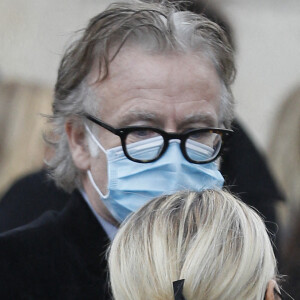 Franck Dubosc et sa femme Danièle - Obsèques du producteur Cyril Colbeau-Justin en la basilique Saint-Clotilde. Le 12 novembre 2020. © Agence / Bestimage