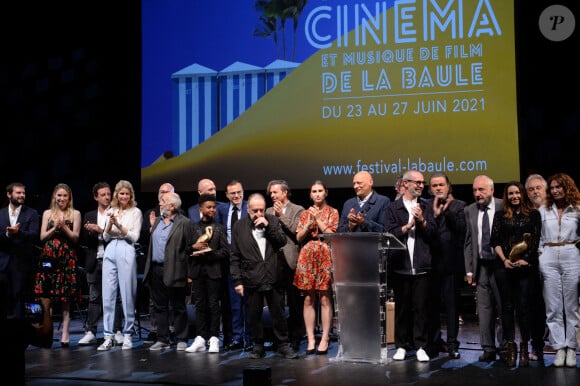 Les lauréats et les membres du jury - Cérémonie de clôture du 7 ème Festival de cinéma et musique de film de La Baule, le 26 juin 2021.