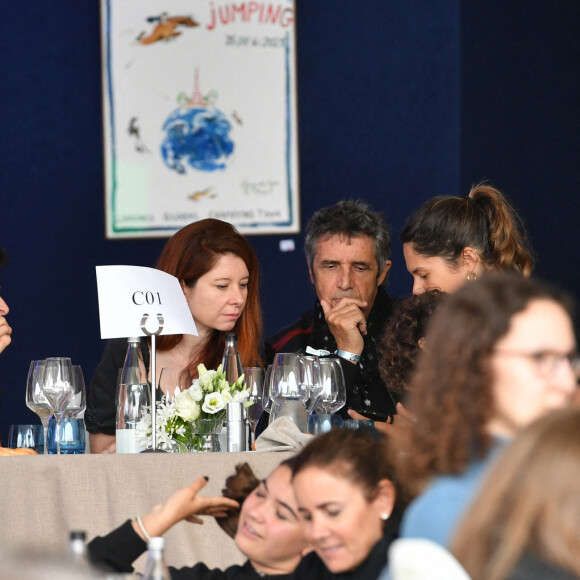 Julien Clerc, sa femme Hélène Grémillon et sa fille Vanille Clerc - Les personnalités assistent au Longines Paris Eiffel Jumping au Champ de Mars, le 27 juin 2021. © Veeren / Bestimage 