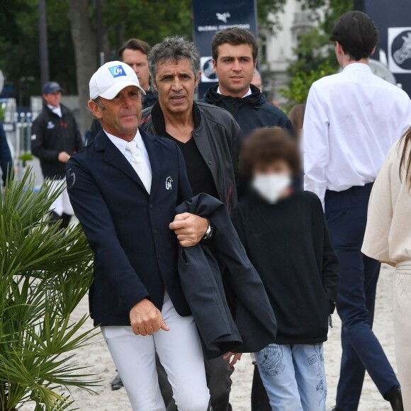 Julien Clerc avec son fils Léonard au Longines Paris Eiffel Jumping au Champ de Mars, le 27 juin 2021. © Veeren / Bestimage