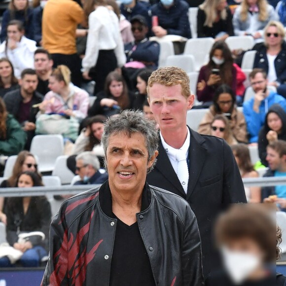 Julien Clerc avec son fils Léonard au Longines Paris Eiffel Jumping au Champ de Mars, le 27 juin 2021. © Veeren / Bestimage