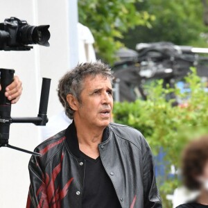 Julien Clerc avec son fils Léonard au Longines Paris Eiffel Jumping au Champ de Mars, le 27 juin 2021. © Veeren / Bestimage
