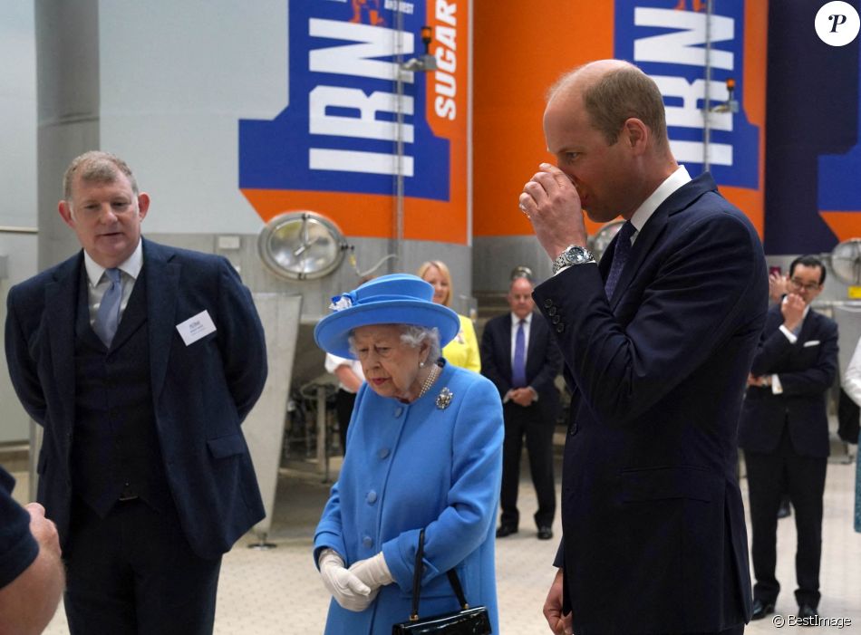 La reine Elisabeth II d'Angleterre et Le prince William, duc de Cambridge (connu sous le nom de comte de Strathearn en Écosse) visitent l'usine AG Barr, où la boisson Irn-Bru est fabriquée, à Cumbernauld, le 28 juin 2021.