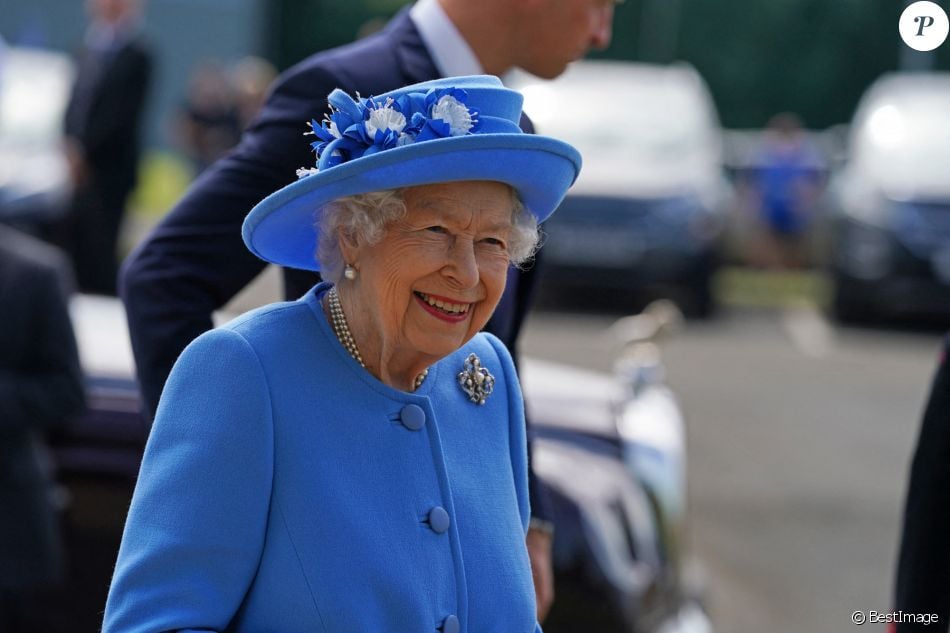 La reine Elisabeth II d'Angleterre et Le prince William, duc de Cambridge (connu sous le nom de comte de Strathearn en Écosse) visitent l'usine AG Barr, où la boisson Irn-Bru est fabriquée, à Cumbernauld, le 28 juin 2021.