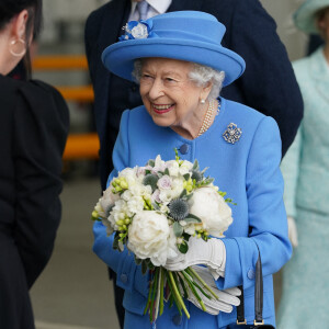 La reine Elisabeth II d'Angleterre et Le prince William, duc de Cambridge (connu sous le nom de comte de Strathearn en Écosse) visitent l'usine AG Barr, où la boisson Irn-Bru est fabriquée, à Cumbernauld, le 28 juin 2021.