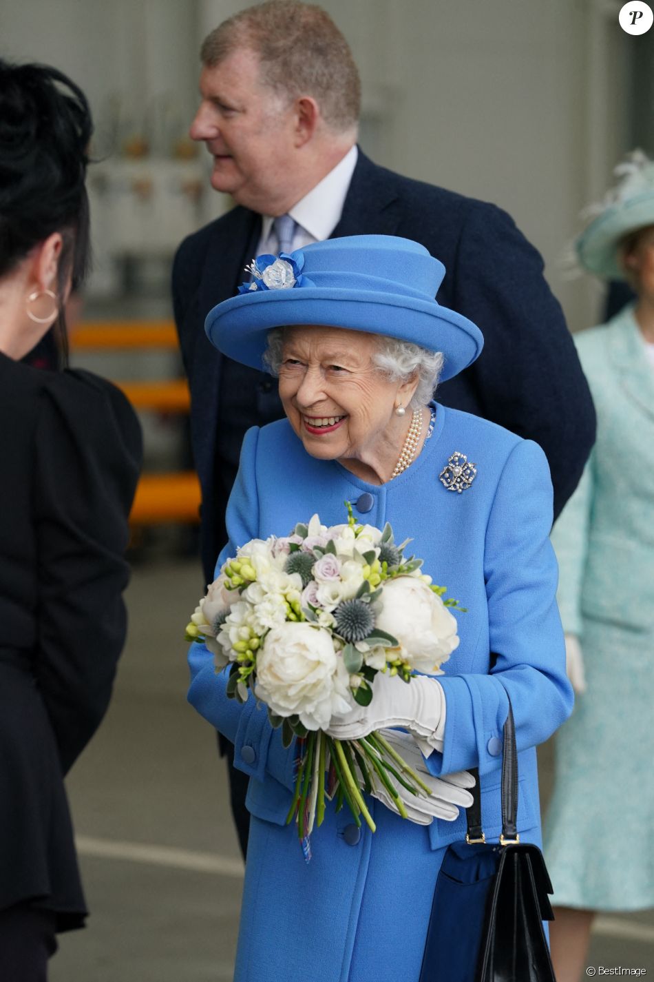 La reine Elisabeth II d'Angleterre et Le prince William, duc de Cambridge (connu sous le nom de comte de Strathearn en Écosse) visitent l'usine AG Barr, où la boisson Irn-Bru est fabriquée, à Cumbernauld, le 28 juin 2021.
