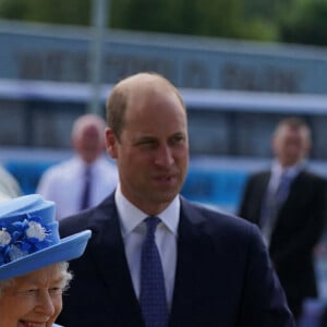 La reine Elisabeth II d'Angleterre et Le prince William, duc de Cambridge (connu sous le nom de comte de Strathearn en Écosse) visitent l'usine AG Barr, où la boisson Irn-Bru est fabriquée, à Cumbernauld, le 28 juin 2021.