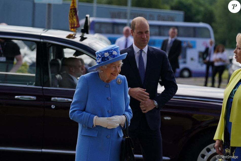 La reine Elisabeth II d'Angleterre et Le prince William, duc de Cambridge (connu sous le nom de comte de Strathearn en Écosse) visitent l'usine AG Barr, où la boisson Irn-Bru est fabriquée, à Cumbernauld, le 28 juin 2021.