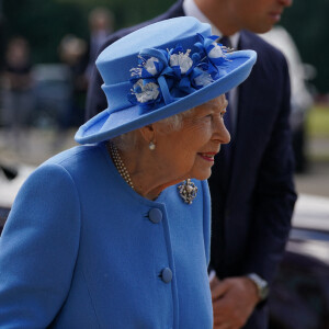 La reine Elisabeth II d'Angleterre et Le prince William, duc de Cambridge (connu sous le nom de comte de Strathearn en Écosse) visitent l'usine AG Barr, où la boisson Irn-Bru est fabriquée, à Cumbernauld, le 28 juin 2021.