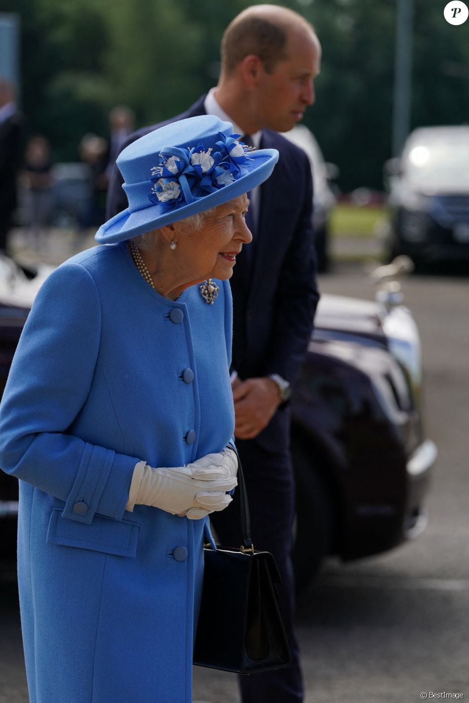 La reine Elisabeth II d'Angleterre et Le prince William, duc de Cambridge (connu sous le nom de comte de Strathearn en Écosse) visitent l'usine AG Barr, où la boisson Irn-Bru est fabriquée, à Cumbernauld, le 28 juin 2021.