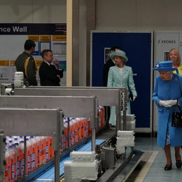 La reine Elisabeth II d'Angleterre et Le prince William, duc de Cambridge (connu sous le nom de comte de Strathearn en Écosse) visitent l'usine AG Barr, où la boisson Irn-Bru est fabriquée, à Cumbernauld, le 28 juin 2021.