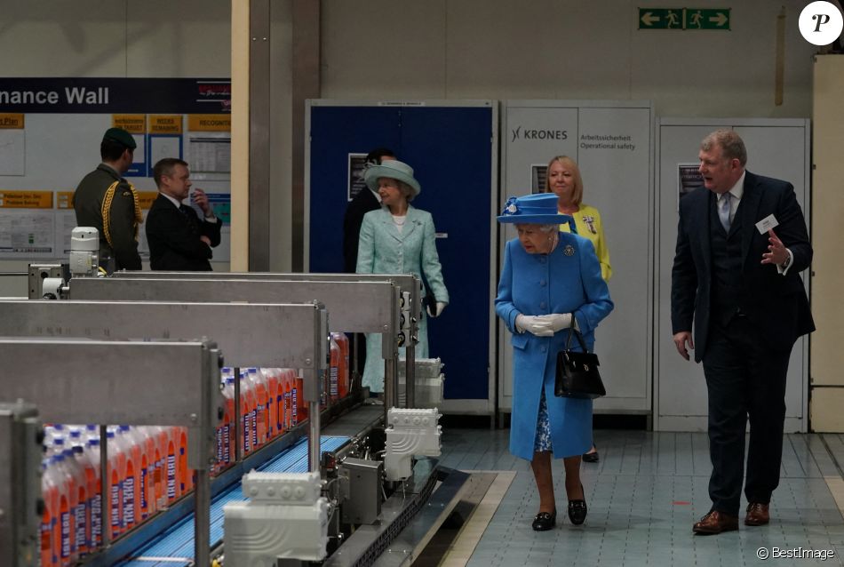 La reine Elisabeth II d'Angleterre et Le prince William, duc de Cambridge (connu sous le nom de comte de Strathearn en Écosse) visitent l'usine AG Barr, où la boisson Irn-Bru est fabriquée, à Cumbernauld, le 28 juin 2021.