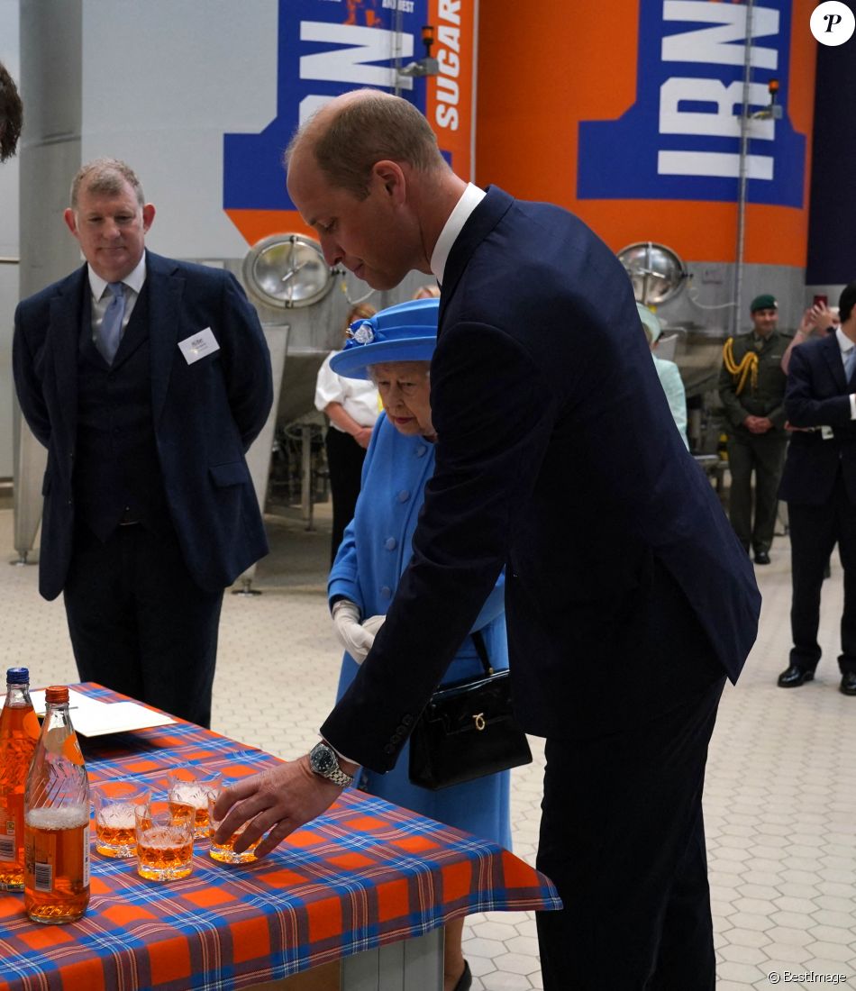 La reine Elisabeth II d'Angleterre et Le prince William, duc de Cambridge (connu sous le nom de comte de Strathearn en Écosse) visitent l'usine AG Barr, où la boisson Irn-Bru est fabriquée, à Cumbernauld, le 28 juin 2021.
