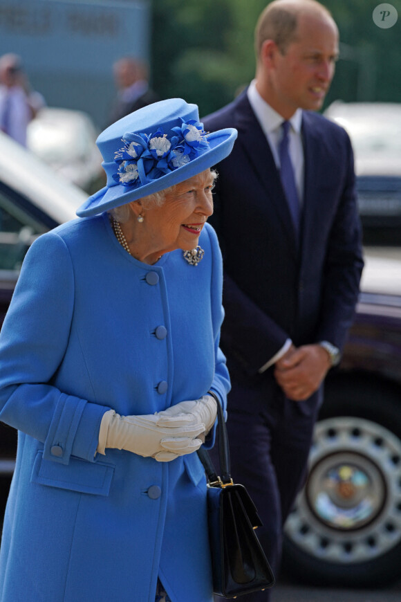 La reine Elisabeth II d'Angleterre et Le prince William, duc de Cambridge (connu sous le nom de comte de Strathearn en Écosse) visitent l'usine AG Barr, où la boisson Irn-Bru est fabriquée, à Cumbernauld, le 28 juin 2021. Cette visite s'inscrit dans le cadre de la semaine de Holyrood, que la reine consacre chaque année à l'Ecosse.  Queen Elizabeth II and the Duke of Cambridge, known as the Earl of Strathearn in Scotland, arrive for a visit to AG Barr's factory in Cumbernauld, where the Irn-Bru drink is manufactured, as part of her traditional trip to Scotland for Holyrood Week. June 28th, 2021. 