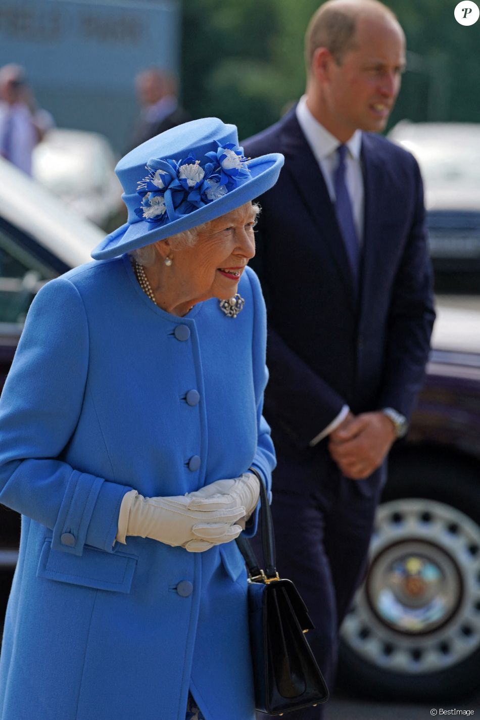 La reine Elisabeth II d'Angleterre et Le prince William, duc de Cambridge (connu sous le nom de comte de Strathearn en Écosse) visitent l'usine AG Barr, où la boisson Irn-Bru est fabriquée, à Cumbernauld, le 28 juin 2021. Cette visite s'inscrit dans le cadre de la semaine de Holyrood, que la reine consacre chaque année à l'Ecosse. Queen Elizabeth II and the Duke of Cambridge, known as the Earl of Strathearn in Scotland, arrive for a visit to AG Barr's factory in Cumbernauld, where the Irn-Bru drink is manufactured, as part of her traditional trip to Scotland for Holyrood Week. June 28th, 2021.