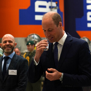 La reine Elisabeth II d'Angleterre et Le prince William, duc de Cambridge (connu sous le nom de comte de Strathearn en Écosse) visitent l'usine AG Barr, où la boisson Irn-Bru est fabriquée, à Cumbernauld, le 28 juin 2021.