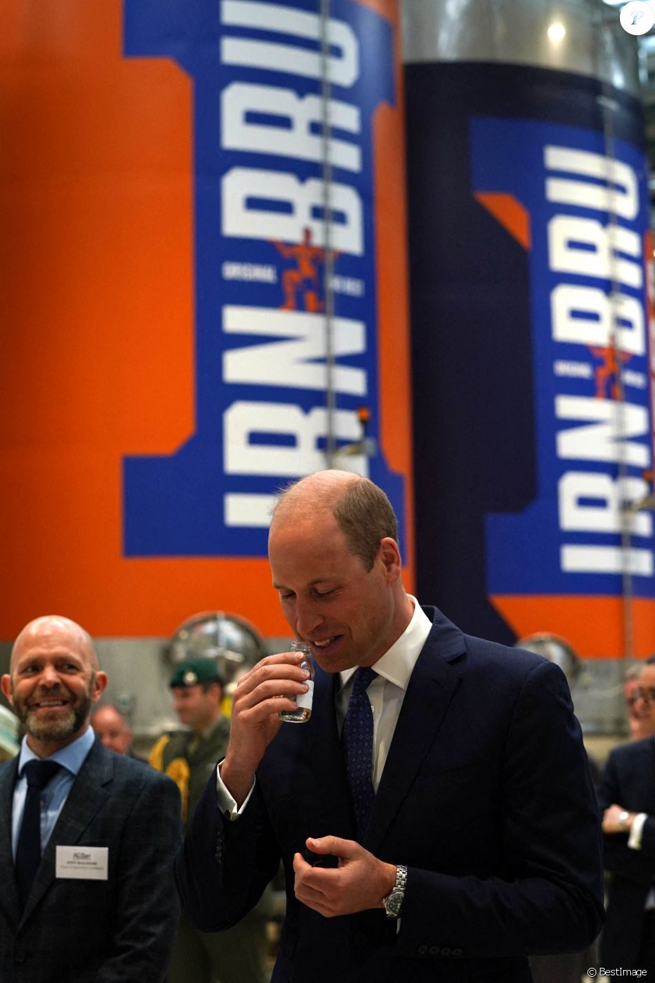 La reine Elisabeth II d'Angleterre et Le prince William, duc de Cambridge (connu sous le nom de comte de Strathearn en Écosse) visitent l'usine AG Barr, où la boisson Irn-Bru est fabriquée, à Cumbernauld, le 28 juin 2021.