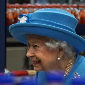 La reine Elisabeth II d'Angleterre et Le prince William, duc de Cambridge (connu sous le nom de comte de Strathearn en Écosse) visitent l'usine AG Barr, où la boisson Irn-Bru est fabriquée, à Cumbernauld, le 28 juin 2021.