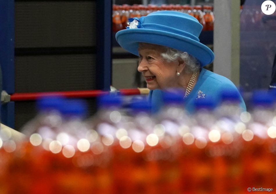 La reine Elisabeth II d'Angleterre et Le prince William, duc de Cambridge (connu sous le nom de comte de Strathearn en Écosse) visitent l'usine AG Barr, où la boisson Irn-Bru est fabriquée, à Cumbernauld, le 28 juin 2021.