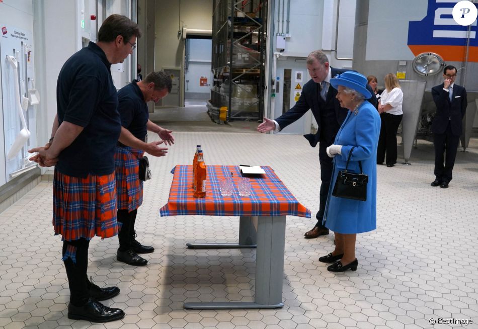 La reine Elisabeth II d'Angleterre et Le prince William, duc de Cambridge (connu sous le nom de comte de Strathearn en Écosse) visitent l'usine AG Barr, où la boisson Irn-Bru est fabriquée, à Cumbernauld, le 28 juin 2021.