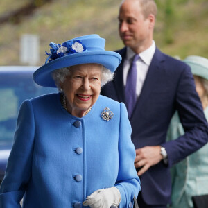 La reine Elisabeth II d'Angleterre et Le prince William, duc de Cambridge (connu sous le nom de comte de Strathearn en Écosse) visitent l'usine AG Barr, où la boisson Irn-Bru est fabriquée, à Cumbernauld, le 28 juin 2021.