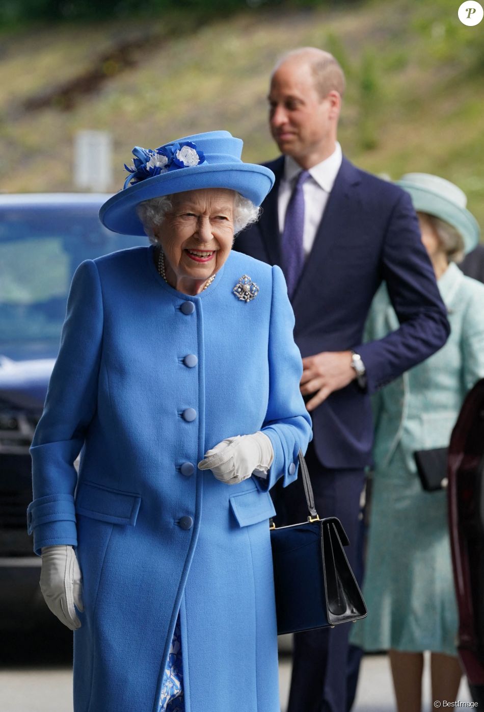 La reine Elisabeth II d'Angleterre et Le prince William, duc de Cambridge (connu sous le nom de comte de Strathearn en Écosse) visitent l'usine AG Barr, où la boisson Irn-Bru est fabriquée, à Cumbernauld, le 28 juin 2021.