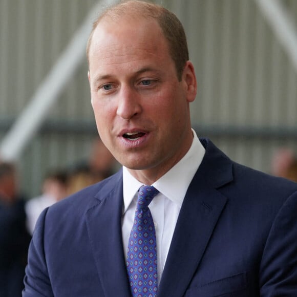 La reine Elisabeth II d'Angleterre et Le prince William, duc de Cambridge (connu sous le nom de comte de Strathearn en Écosse) visitent l'usine AG Barr, où la boisson Irn-Bru est fabriquée, à Cumbernauld, le 28 juin 2021.