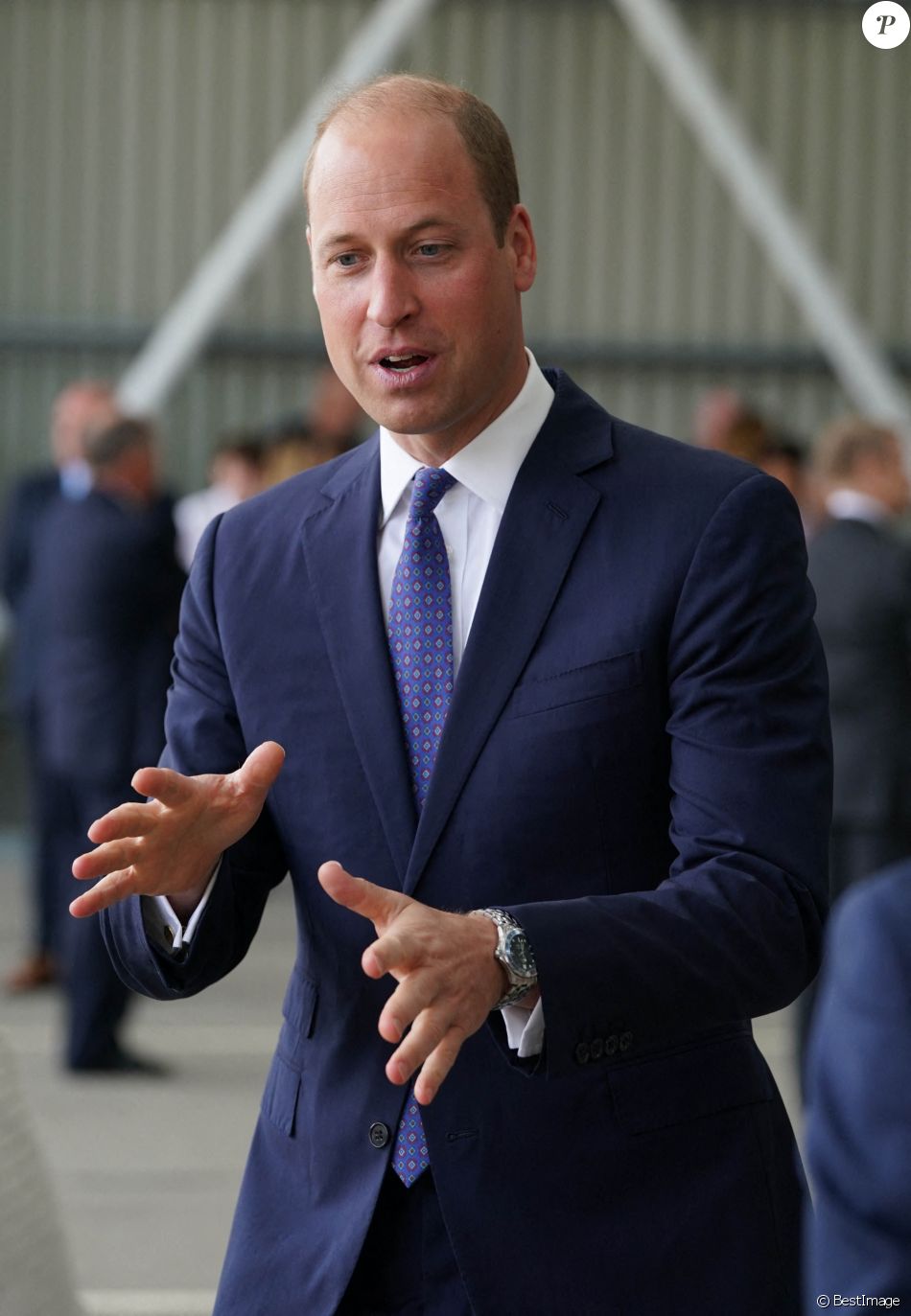 La reine Elisabeth II d'Angleterre et Le prince William, duc de Cambridge (connu sous le nom de comte de Strathearn en Écosse) visitent l'usine AG Barr, où la boisson Irn-Bru est fabriquée, à Cumbernauld, le 28 juin 2021.