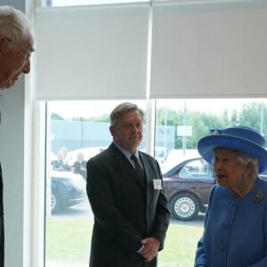 La reine Elisabeth II d'Angleterre et Le prince William, duc de Cambridge (connu sous le nom de comte de Strathearn en Écosse) visitent l'usine AG Barr, où la boisson Irn-Bru est fabriquée, à Cumbernauld, le 28 juin 2021.