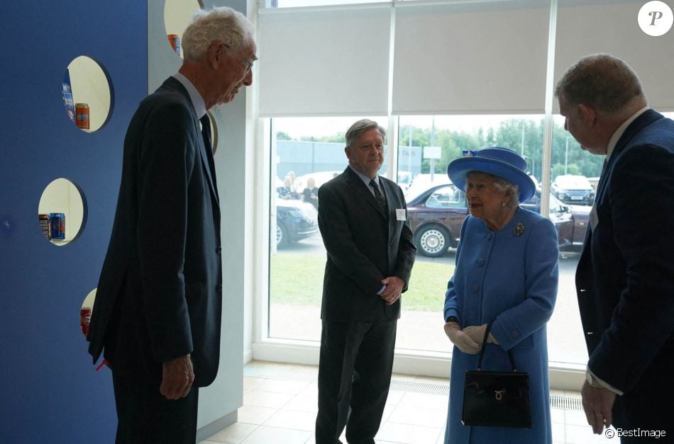 La reine Elisabeth II d'Angleterre et Le prince William, duc de Cambridge (connu sous le nom de comte de Strathearn en Écosse) visitent l'usine AG Barr, où la boisson Irn-Bru est fabriquée, à Cumbernauld, le 28 juin 2021.
