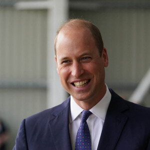 La reine Elisabeth II d'Angleterre et Le prince William, duc de Cambridge (connu sous le nom de comte de Strathearn en Écosse) visitent l'usine AG Barr, où la boisson Irn-Bru est fabriquée, à Cumbernauld, le 28 juin 2021.