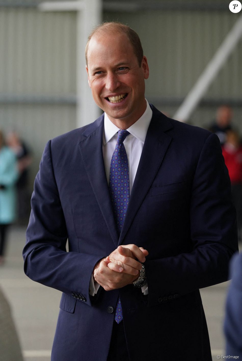 La reine Elisabeth II d'Angleterre et Le prince William, duc de Cambridge (connu sous le nom de comte de Strathearn en Écosse) visitent l'usine AG Barr, où la boisson Irn-Bru est fabriquée, à Cumbernauld, le 28 juin 2021.
