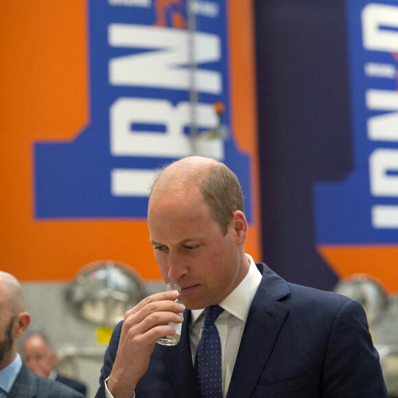 La reine Elisabeth II d'Angleterre et Le prince William, duc de Cambridge (connu sous le nom de comte de Strathearn en Écosse) visitent l'usine AG Barr, où la boisson Irn-Bru est fabriquée, à Cumbernauld, le 28 juin 2021.