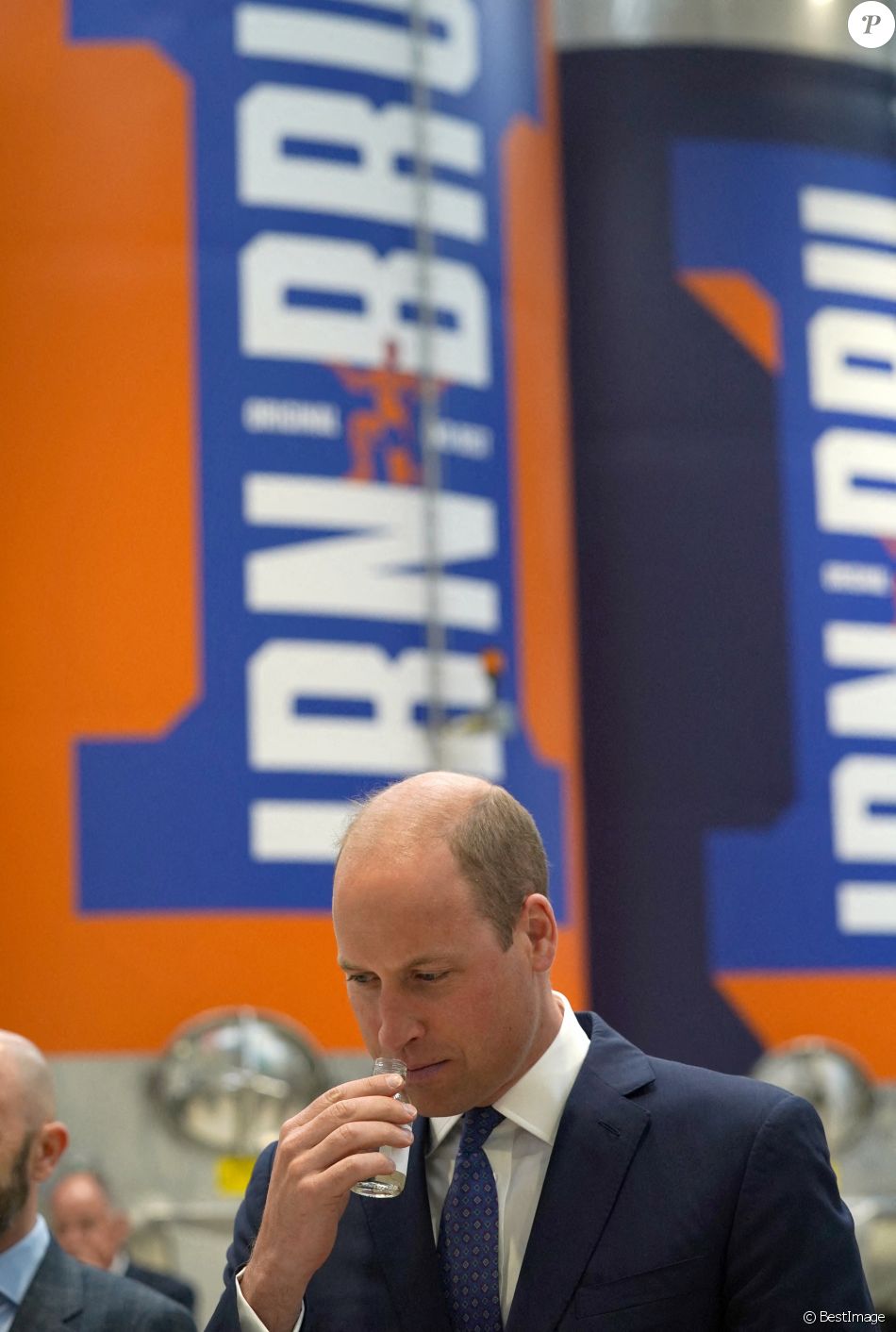 La reine Elisabeth II d'Angleterre et Le prince William, duc de Cambridge (connu sous le nom de comte de Strathearn en Écosse) visitent l'usine AG Barr, où la boisson Irn-Bru est fabriquée, à Cumbernauld, le 28 juin 2021.