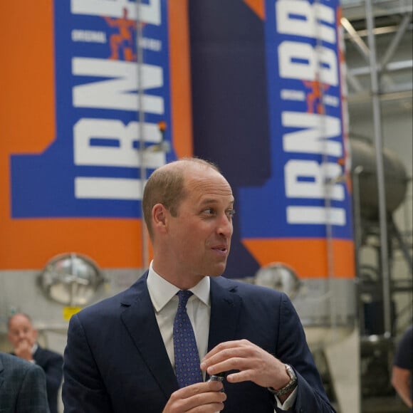 La reine Elisabeth II d'Angleterre et Le prince William, duc de Cambridge (connu sous le nom de comte de Strathearn en Écosse) visitent l'usine AG Barr, où la boisson Irn-Bru est fabriquée, à Cumbernauld, le 28 juin 2021.