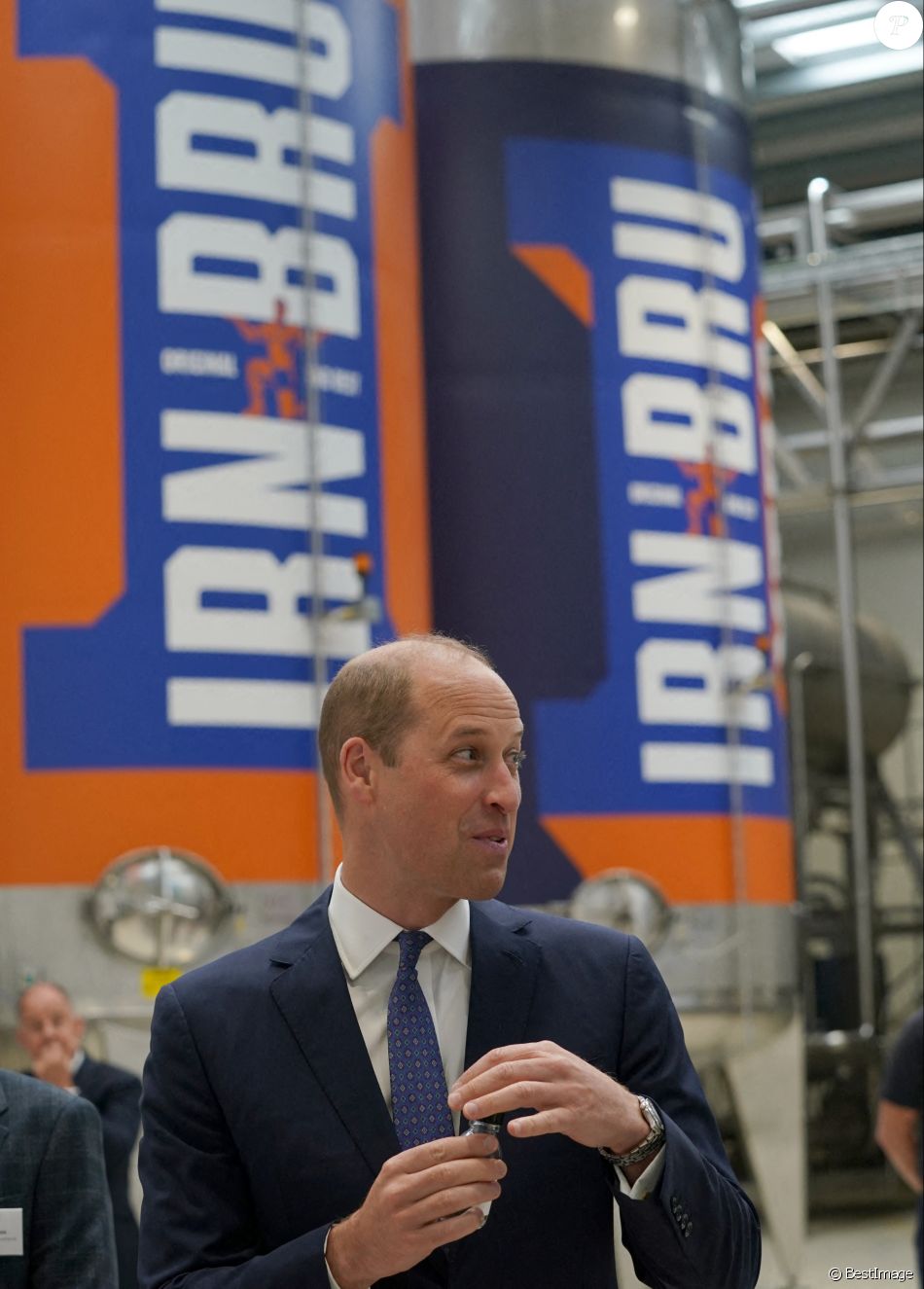 La reine Elisabeth II d'Angleterre et Le prince William, duc de Cambridge (connu sous le nom de comte de Strathearn en Écosse) visitent l'usine AG Barr, où la boisson Irn-Bru est fabriquée, à Cumbernauld, le 28 juin 2021.