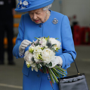 La reine Elisabeth II d'Angleterre et Le prince William, duc de Cambridge (connu sous le nom de comte de Strathearn en Écosse) visitent l'usine AG Barr, où la boisson Irn-Bru est fabriquée, à Cumbernauld, le 28 juin 2021.