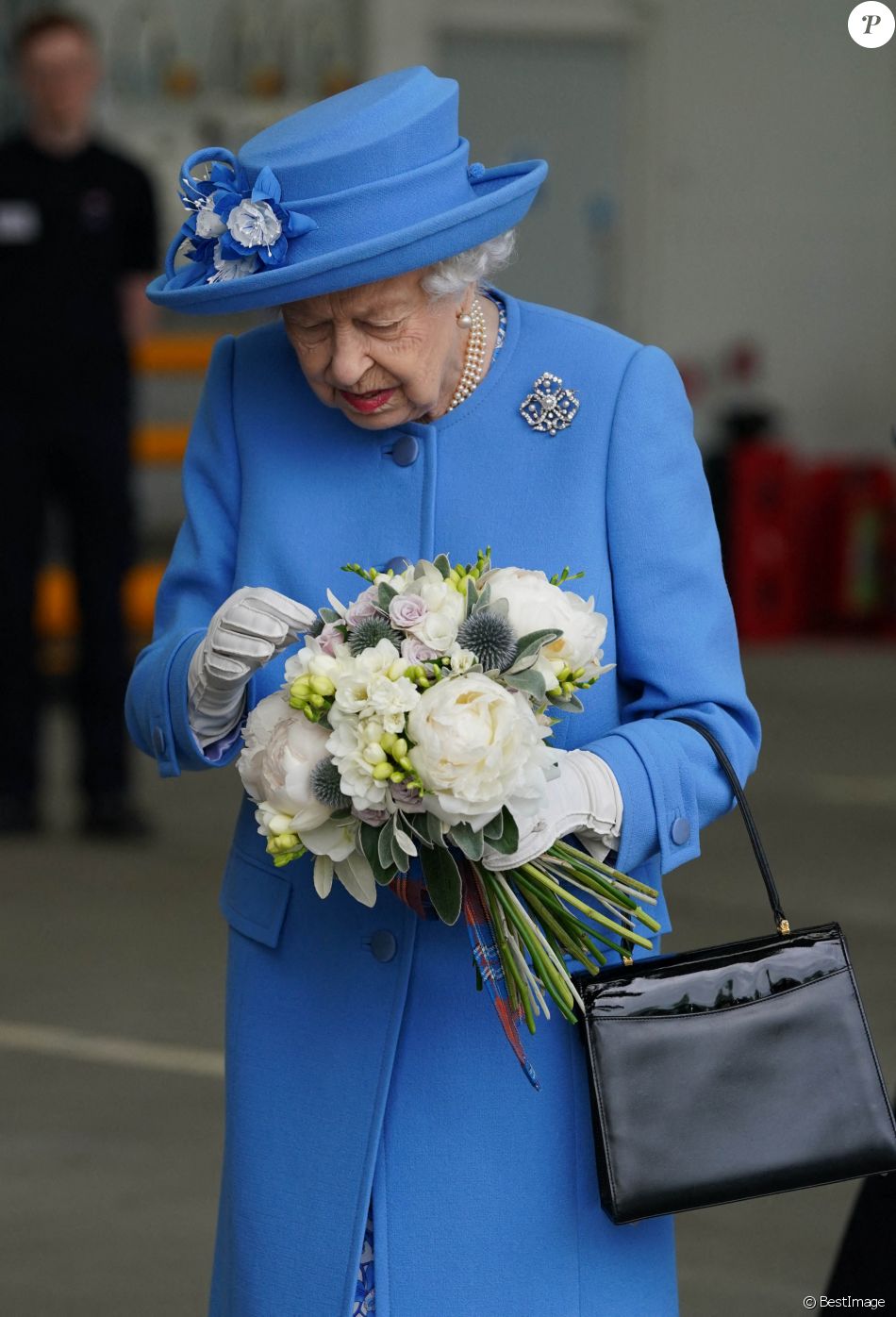 La reine Elisabeth II d'Angleterre et Le prince William, duc de Cambridge (connu sous le nom de comte de Strathearn en Écosse) visitent l'usine AG Barr, où la boisson Irn-Bru est fabriquée, à Cumbernauld, le 28 juin 2021.