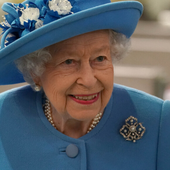 La reine Elisabeth II d'Angleterre et Le prince William, duc de Cambridge (connu sous le nom de comte de Strathearn en Écosse) visitent l'usine AG Barr, où la boisson Irn-Bru est fabriquée, à Cumbernauld, le 28 juin 2021.