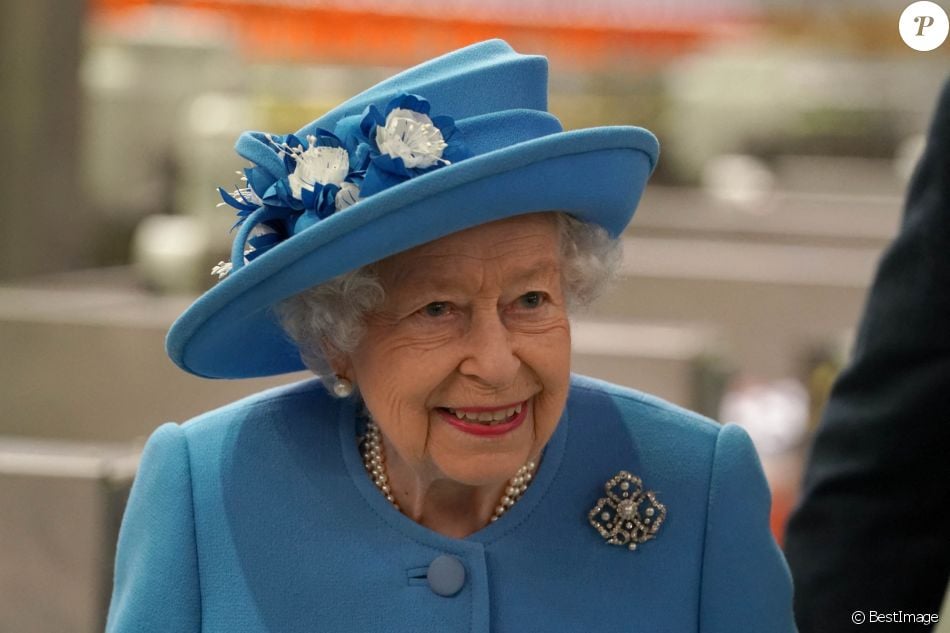 La reine Elisabeth II d'Angleterre et Le prince William, duc de Cambridge (connu sous le nom de comte de Strathearn en Écosse) visitent l'usine AG Barr, où la boisson Irn-Bru est fabriquée, à Cumbernauld, le 28 juin 2021.