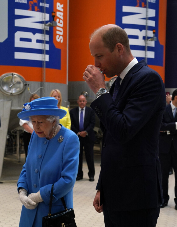La reine Elisabeth II d'Angleterre et Le prince William, duc de Cambridge (connu sous le nom de comte de Strathearn en Écosse) visitent l'usine AG Barr, où la boisson Irn-Bru est fabriquée, à Cumbernauld, le 28 juin 2021.