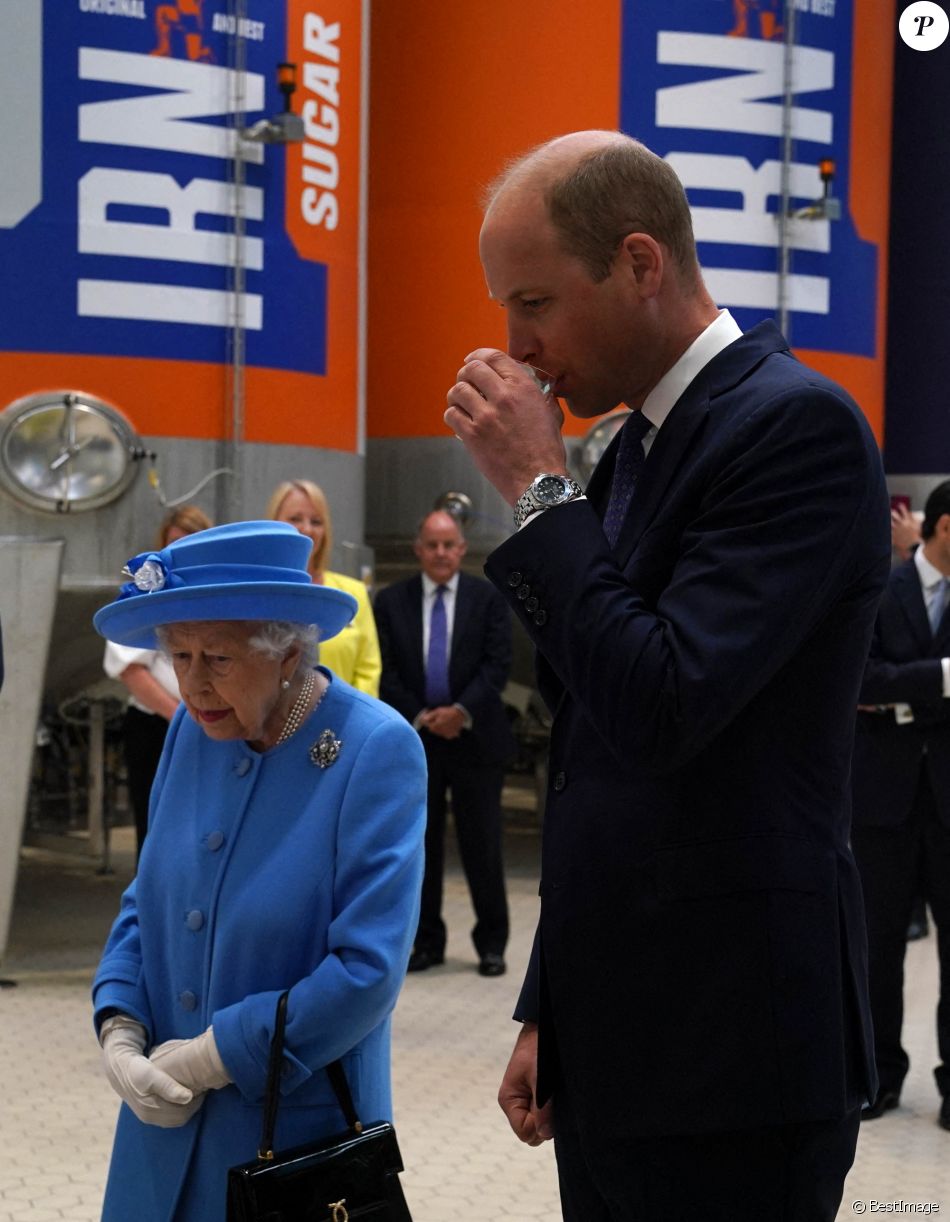 La reine Elisabeth II d'Angleterre et Le prince William, duc de Cambridge (connu sous le nom de comte de Strathearn en Écosse) visitent l'usine AG Barr, où la boisson Irn-Bru est fabriquée, à Cumbernauld, le 28 juin 2021.