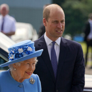 La reine Elisabeth II d'Angleterre et Le prince William, duc de Cambridge (connu sous le nom de comte de Strathearn en Écosse) visitent l'usine AG Barr, où la boisson Irn-Bru est fabriquée, à Cumbernauld, le 28 juin 2021.