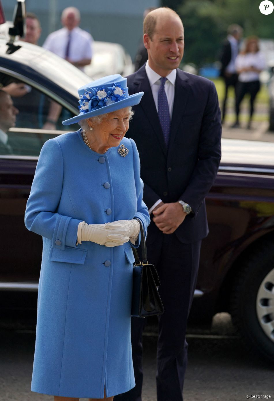 La reine Elisabeth II d'Angleterre et Le prince William, duc de Cambridge (connu sous le nom de comte de Strathearn en Écosse) visitent l'usine AG Barr, où la boisson Irn-Bru est fabriquée, à Cumbernauld, le 28 juin 2021.