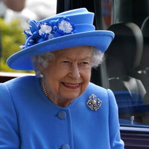 La reine Elisabeth II d'Angleterre et Le prince William, duc de Cambridge (connu sous le nom de comte de Strathearn en Écosse) visitent l'usine AG Barr, où la boisson Irn-Bru est fabriquée, à Cumbernauld, le 28 juin 2021.