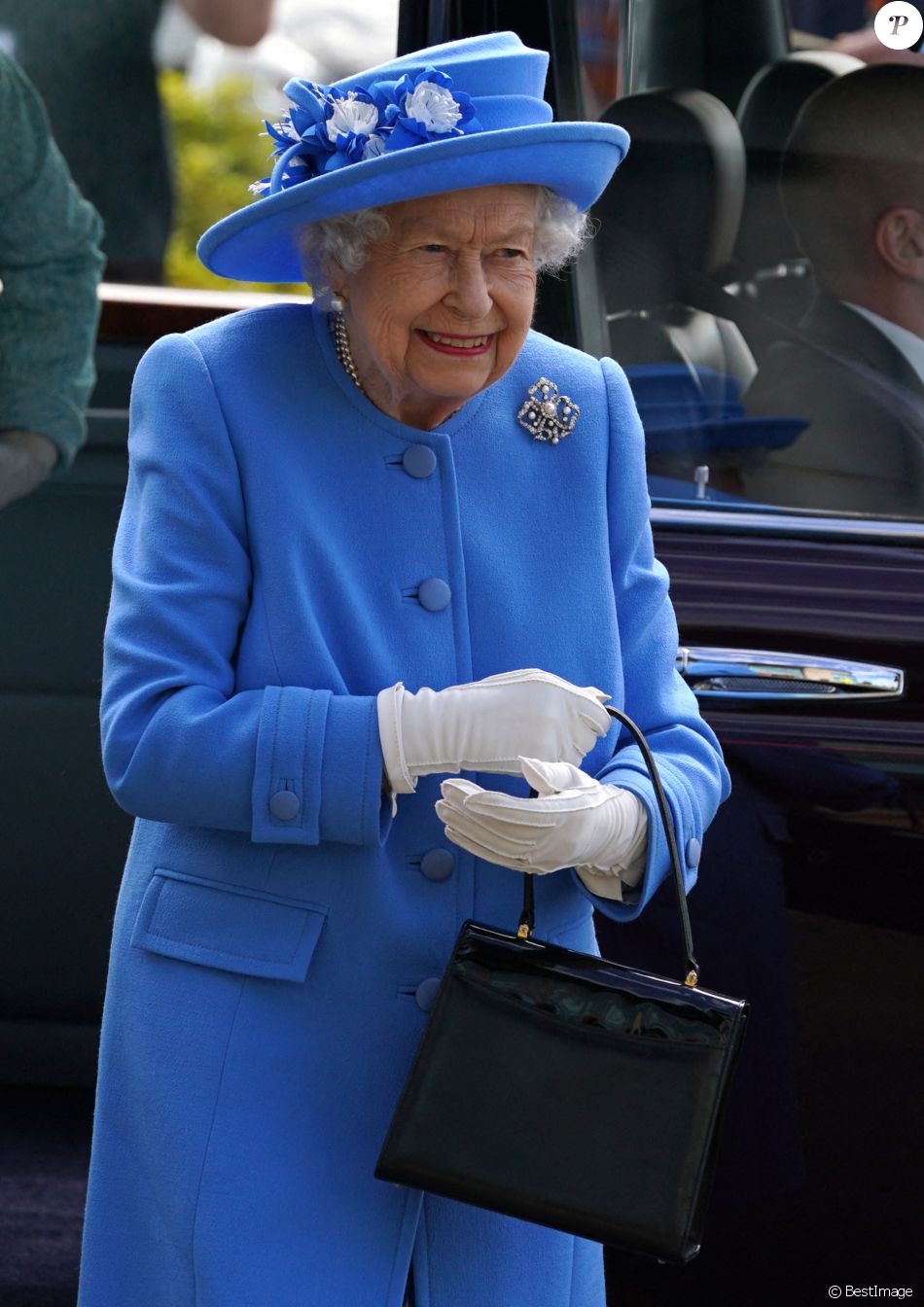 La reine Elisabeth II d'Angleterre et Le prince William, duc de Cambridge (connu sous le nom de comte de Strathearn en Écosse) visitent l'usine AG Barr, où la boisson Irn-Bru est fabriquée, à Cumbernauld, le 28 juin 2021.