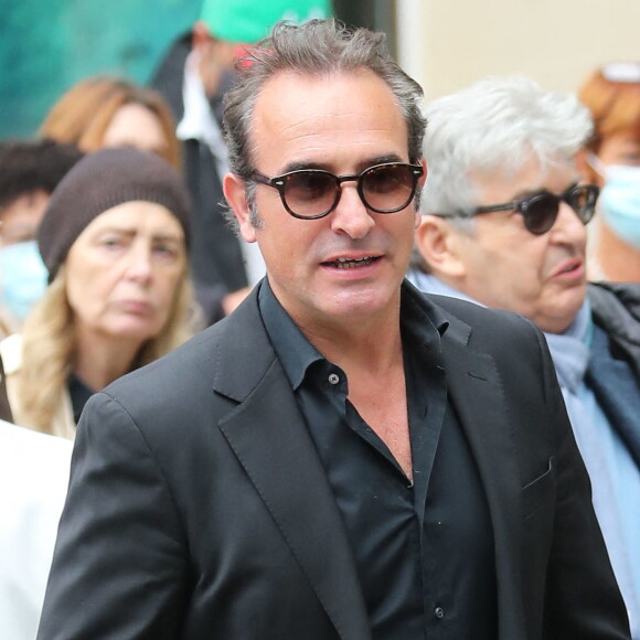 Jean Dujardin - Hommage à Guy Bedos en l'église de Saint-Germain-des-Prés à Paris le 4 juin 2020.