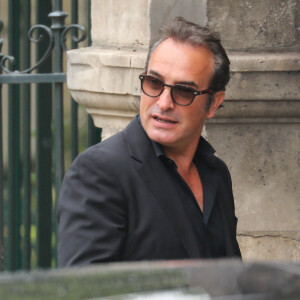 Jean Dujardin - Hommage à Guy Bedos en l'église de Saint-Germain-des-Prés à Paris le 4 juin 2020.